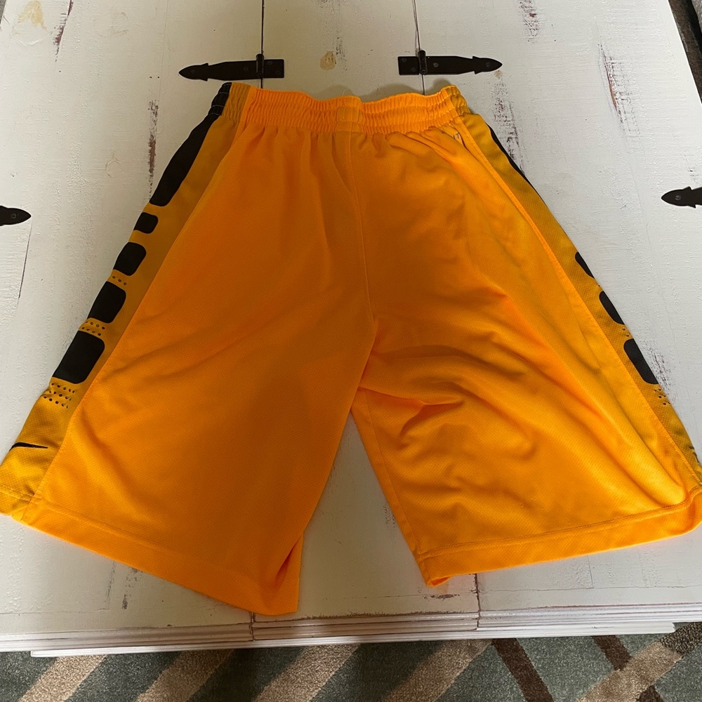 Men's Nike drifit elite basketball shorts.   Size M